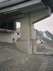 Betonpfeiler am Eingang zur Eisgratstation