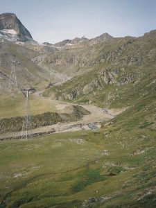 Stützpfeiler der Eisgratbahn mit Bergstation im Hintergrund