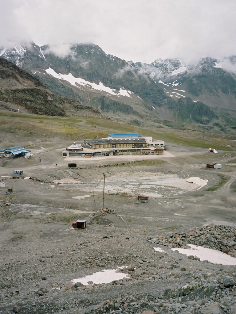 Ansicht Gamsgarten Totale mit leerem Speichersee