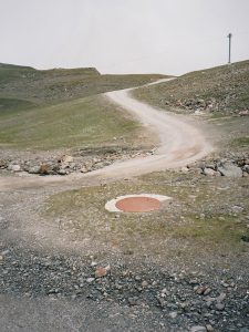 Gullideckel vor Strasse