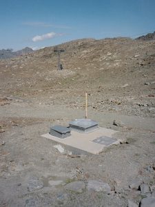 Gulli auf Skipiste im Sommer mit Bergbahn Stützpfeiler im Hintergrund