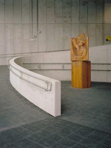 Holzskulptur zur Ehrung Heinrich Klier im Eingangsbereich der Eisgratbahn Bergstation
