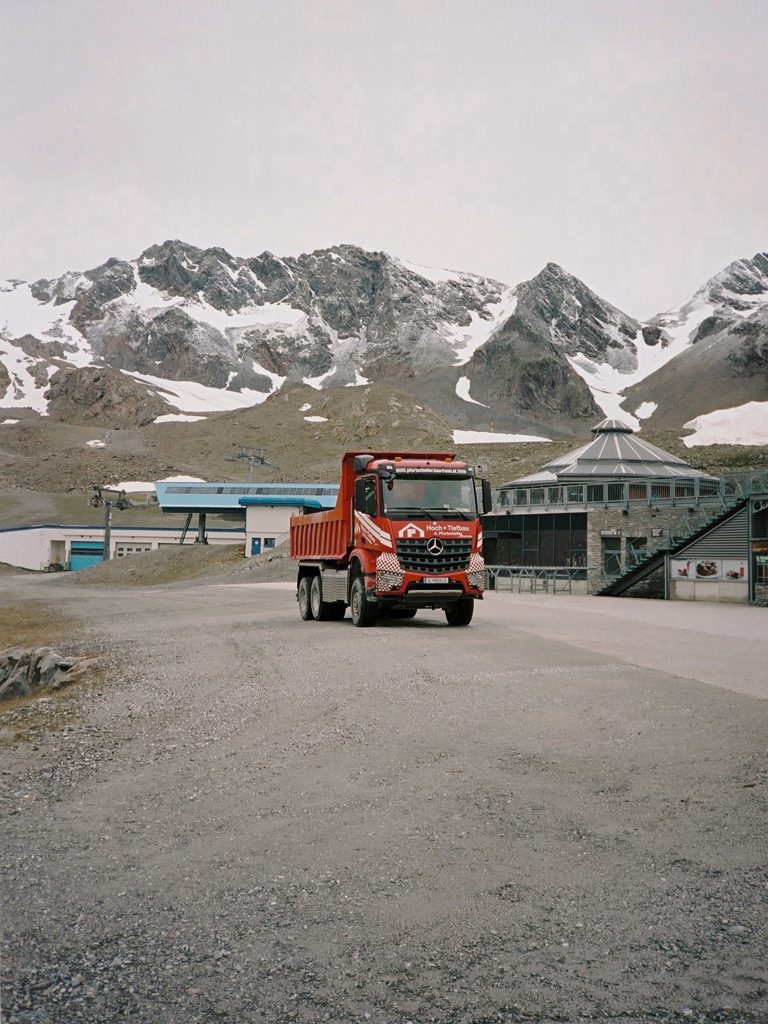 Roter LKW am Gamsgarten vor Bergkette