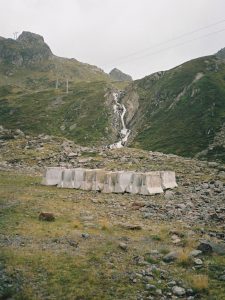Betonmauer vor Wasserfall im Skigebiet Stubaier Gletscher