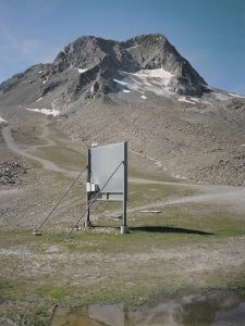 Schaufelspitze mit Metalltafel im Vordergrund