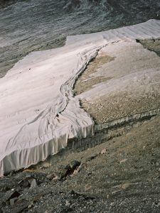 Mit Vlies zur Hälfte bedeckter Teil des Gletscher Eisjochferner